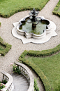 formal garden with quatrefoil fountain and hedged parterre detail: photo Lisa Poggi: 