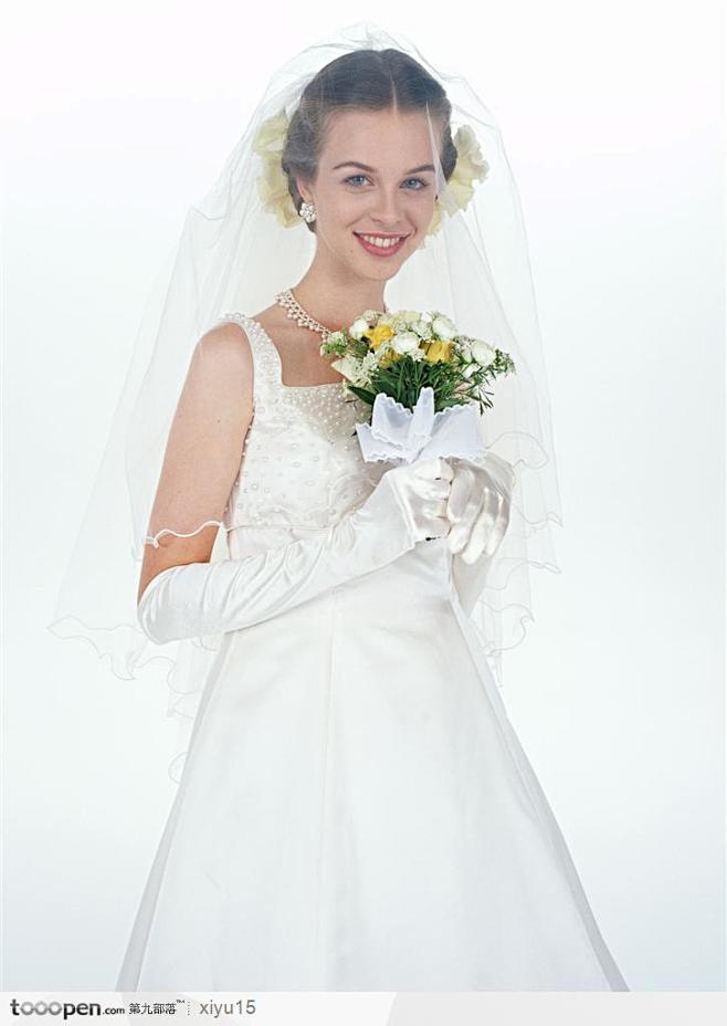 笑着握着鲜花的漂亮新娘高清图片素材背景图...