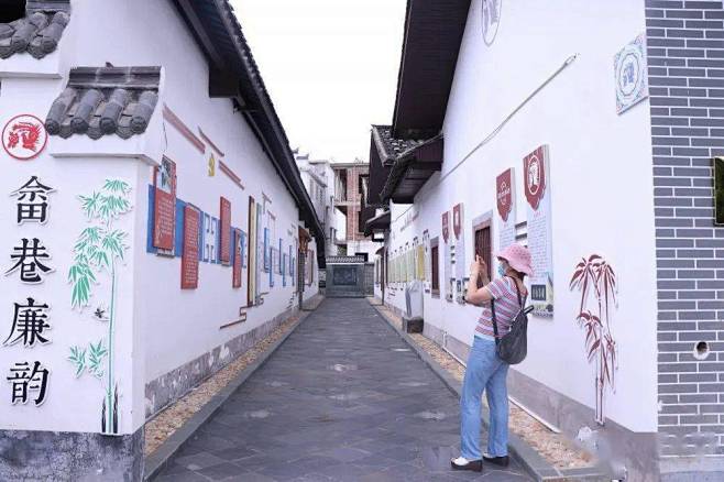 县妇联赴大余县学习“村村一台戏”暨开展主...