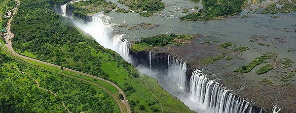 津巴布韦与赞比亚边境上的维多利亚瀑布
原...