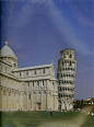 比萨教堂建筑群

　　公元11世纪时，比萨是海上强国。比萨主教堂，它的钟塔和洗礼堂，是意大利中世纪最重要的建筑群之一。它是纪念公元1062年打败阿拉伯人，攻占巴勒摩而造的。
　　主教堂是拉丁十字式的，全长95米，正立面高32米。钟塔呈圆形，直径16米，高55米，分为8层。它在建造时便已倾斜，是著名的斜塔。在不远处还有一座圆形的洗礼堂，构成一个教堂建筑群。三座建筑物形体各异，对比很强，丰富且有变化，但它的构图母题一致都用空券廊装饰，风格统一。它们都是用白色和暗红色大理石相间砌成，衬着绿色草地，色彩十分明快，