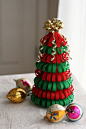 DIY丝带圣诞树  红、绿色丝带，简单的制作，就能创意出一款漂亮的圣诞树工艺品装饰，给节日增添喜庆气氛。 #手工# #DIY#