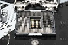 空白现代LGA 1200插座的微距拍摄CPU上的黑色桌面主板。