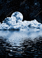 月亮设置在云层和水与思考