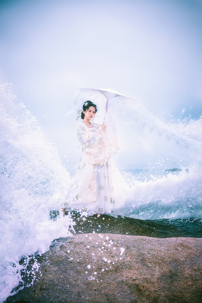 海风翻涌 浮云吹作千堆雪美人踏马 皓腕扶...