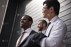 年轻时尚的多民族商人穿着正装站在户外，商务团队开会