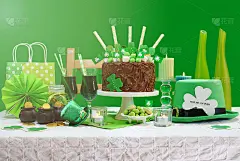 圣帕特里克节派对桌上的巧克力蛋糕