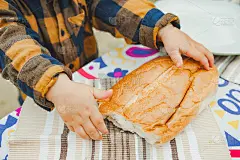 小野孩子手里拿着新鲜的自制面包。有选择性的重点