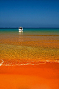 欧洲-橙色沙滩：紫色沙滩位于马耳他群岛的拉姆拉湾海滩，这里沙子含铁量高，又没有可以中和的较暗的颜色，所以就呈现出了明媚的橙色。沙滩如火焰一般，水与火的碰撞，给人热情和灿烂的感觉，也是一种独一无二的美。