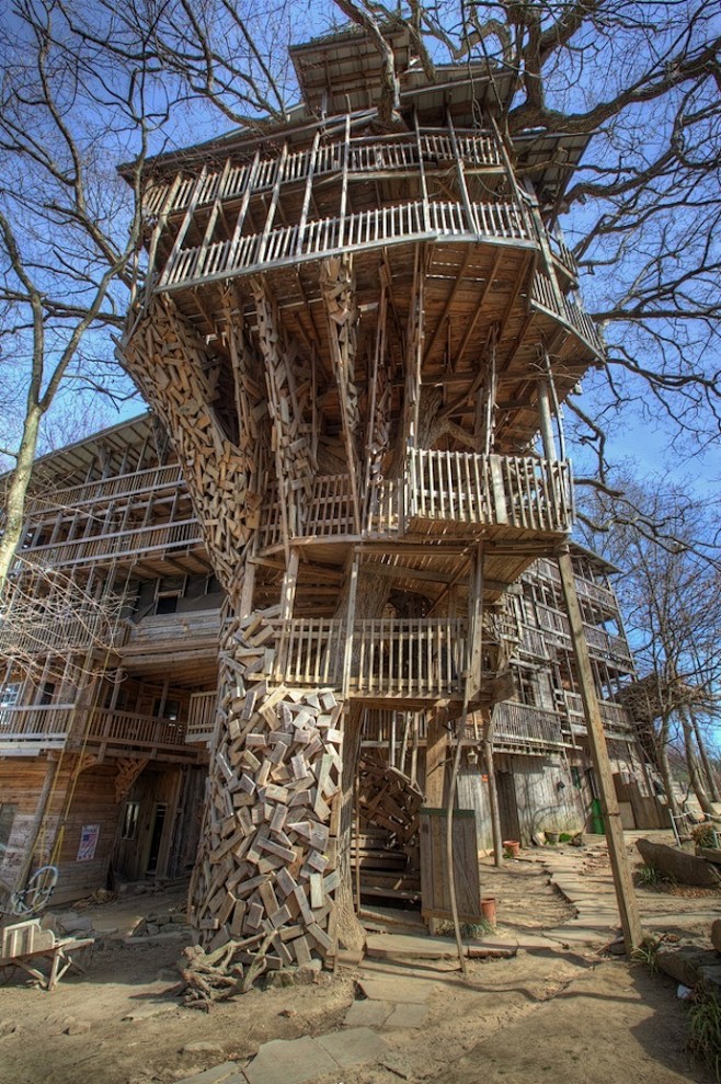 【建筑】世界上最大的树屋，坐落在美国田纳...