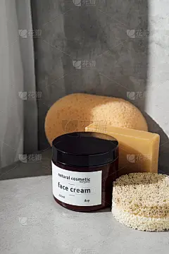 面霜化妆品瓶包装，洗面奶，海绵和肥皂作为美容产品化妆品包的一部分