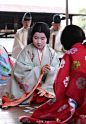 文化：京都市东山区八坂神社举行了新春惯例的「新年歌牌大会」，今年已是第46个年头。18名青少年男女打扮成平安时代的人物在神社内的能乐舞台上大显身手。八坂神社供奉的素笺鸣尊传说是第一位写和歌的人。