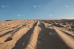 日出时白色的沙丘和轨迹