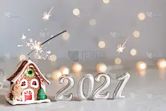 2021年新年的银色气球和烟花