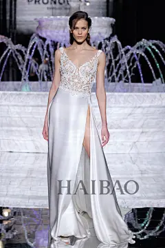 海报时尚网带你走进2018春夏婚纱周：普诺维斯（Pronovias ）2018春夏婚纱系列，婚纱大师编织晶莹灵愿