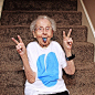 奶奶对抗癌症的正能量生活。这位可爱的老奶奶是80多岁的Betty，自从18岁的曾孙得知她被诊断癌症后，为她开了Instagram账户，帮她每天在上面记录与病魔斗争的有趣生活。