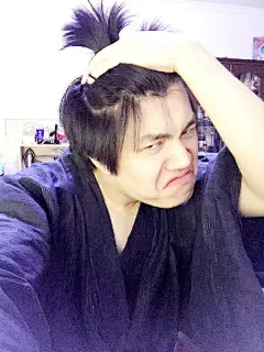 好吧不骗你们了～发一组表情包以及放一张正常照以免你们忘了我长什么样子～