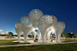 云朵状的双层连续表皮 - “梦之柱”展览装置，夏洛特市 / MARC FORNES / THEVERYMANY_gooood : “梦之柱（Pillars of Dreams）”是一个轻质的地标式展览亭装置；其开放式的空间体量看似是由空气填充而成的，实则是由一个连续的超薄铝制结构表皮围合并支撑起来的。 ▼展览装置外观局部，…