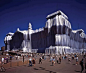 大地艺术：美国  克里斯托和让娜－克劳德      “包裹德国柏林国会大厦”（1971-1995），用超过10 万平方米镀铝防火聚丙烯面料以及1.5 万米绳索，包裹了整个德国柏林国会大厦
