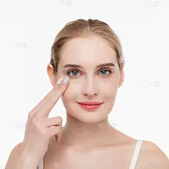 人物系列实景穿着白色吊带的模特用两根手指按在自己的脸上