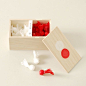 The red-and-white Kotobuki sugar which was in the paulownia box／桐箱に入った紅白寿砂糖 （中川政七商店）#weddingfavor@北坤人素材