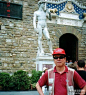 这张照片拍自佛罗伦萨。照片中我身后的塑像是欧洲文艺复兴的代表作之一“大卫”。“大...