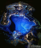 蓝铜矿是一种碱性铜碳酸盐矿物。常与孔雀石一起产于铜矿床的氧化带中。可作为铜矿石来提炼铜，也用作蓝颜料，质优的还可制作成工艺品。还是寻找铜矿的标志矿物。为柱状、厚板状、粒状、钟乳状、土状等。深蓝色有玻璃光泽。世界著名产地有赞比亚、澳大利亚、纳米比亚、俄罗斯、扎伊尔、美国、中国等地区@北坤人素材