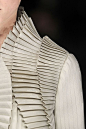 褶皱服饰   成衣细节Accordion Pleats - elegant fabric manipulation for fashion design; haute couture sewing techniques // Valentino