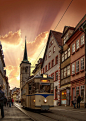 Erfurt,Thüringen, Germany。德国图林根州埃尔福特,位于德国中部，格拉河畔。位于德国绿色心脏的图林根州的首府，由罗马教皇博尼法蒂乌斯 Bonifatius于公元742年建立，它从最初的中世纪古老贸易枢纽发展成为强大的贸易中心和大学城。埃尔福特市中心是德国保存最完好的中世纪城市中心之一。典雅的文艺复兴式建筑、木结构的房屋，还有分布在商贩桥Krämerbrücke的店铺，使埃尔福特博得了“露天建筑艺术博#景点# #街景##旅行##德国#