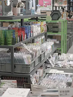 深圳探店 | 1kg的好买攻略一定要告诉你们！ :  【1kg】 超好买的深圳新晋网红家具店我也去啦！ 店名也正是他们的特殊之处： “称重计价”——以1kg为单位的零售方式 好玩又新奇！ 是全国首家称重计价的家居店哦！ .  【购物攻略】 店内