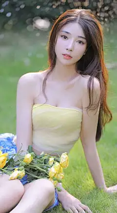 性感甜美抹胸裙粉嫩美少女户外草坪唯美写真手机壁纸图片