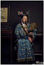 九宫图来袭，望大家喜欢。
每一张图都是一个故事。
外婆身着缂丝氅衣，手持玳瑁维多利亚时期1880's老放大镜，粤绣、点翠团扇，珊瑚珍珠流苏马蹄鞋。妈妈图三的鞋子镶满了宝石，旱烟杆都是纯银的………
从头到脚，每一个细节都是古董收藏，点翠簪、珐琅步摇，老玉耳环，鎏金宝石树，纯银茶壶，三寸金莲...展开全文c