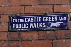 非常古老的瓷搪瓷指向城堡的方向标志