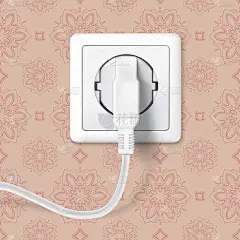 白色插头插入墙壁插座与墙纸的背景墙。插头是用电线插在电源线上的。连接电器设备图标