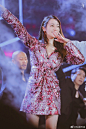 #迪丽热巴露背亮片裙#驾驭的太美了，闪闪发光惹人爱，真是小仙女！ ​​​​