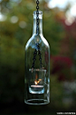 玻璃酒瓶也可以成为挂灯！诀窍在于在瓶颈放一个大小适合的挂钩，让酒瓶子能被毫不费力地挂起来