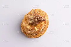 用玉米粉做的松饼，巴西传统的“broa de fuba”。白底糖粉中的丙油