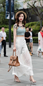 美女这身穿搭太潮气，高挑的身材，走路很带感