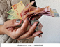 hands of a woman counting mexican bills 库存照片