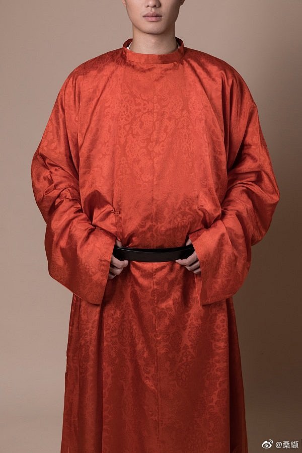 桑纈 朱色四鹿宝花纹圆领袍（男女款）