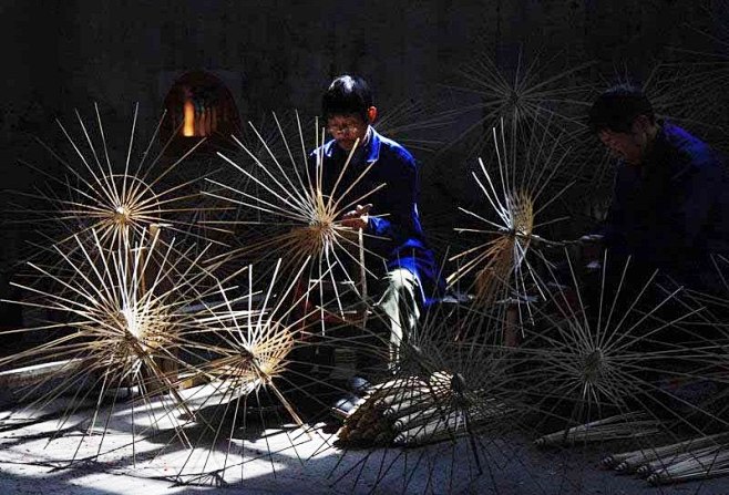 传统手工艺制作伞骨的手工艺人. #油纸伞# #古风#泼墨❀