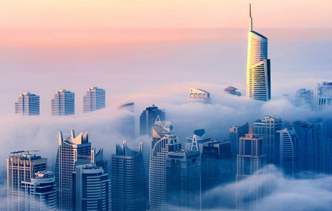【雾中迪拜】迪拜是一座繁忙的城市，但是这...