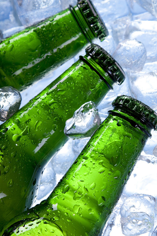 冰块上的三瓶啤酒图片