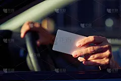 近距离拍摄的女性手握空白塑料卡，妇女坐在汽车和显示驾驶证身份