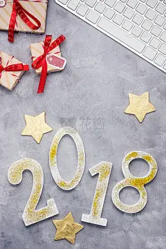 2018年与键盘和灰色混凝土背景的豪华闪烁数字