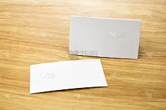 空白名片模型放在轻木桌上，