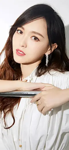 壁纸｜第七十期：唐嫣甜美可人，精致妆容令人心动，时尚度满分