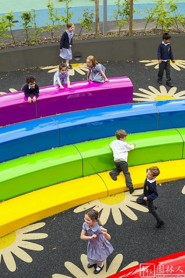 英国伦敦伊曼纽尔CE小学动态运动场景观设...