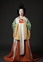 【​​​​唐文宗時期仕女裝束 】 中唐以來，仕女服飾日漸寬大，愈发铺张，甚至出現了曳地數尺的長裙，貴婦仕女皆“高髻險妝、去眉開額”、“費用金銀，過為首飾”， 一向以节俭著称的文宗為此頒布了一系列的禁令，意欲禁斷此奢靡之風，然而此風經過多年的发展已成氣候，遂屢禁不止。