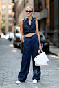 超模卡莉·克劳斯 (Karlie Kloss) 2015春夏纽约时装周秀场外街拍，阔腿裤配球鞋依旧显出高挑好身材！